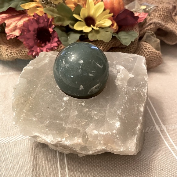 Hand crafted Tealight/sphere holder with a matching 6” green adventurine sphere. - Picture 5 of 6